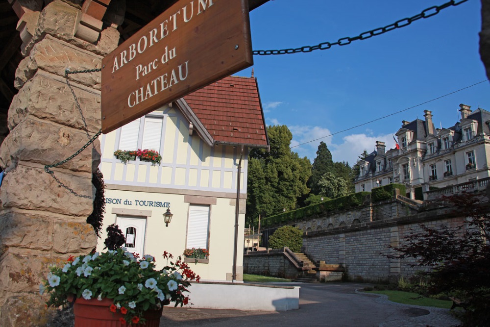 Entre-Office-Tourisme-Chteau-Arboretum-fleuri-ciel-bleu